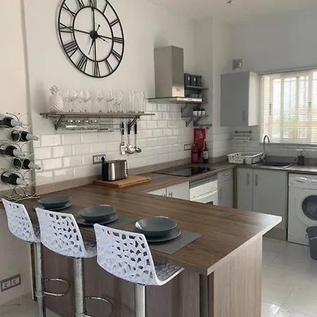 Tres Hermanos - Spacious Modern 2 Bedroom Apartment *